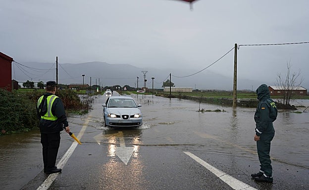 La Guardia Civil regula el tráfico en Zarza de Granadilla, este martes.