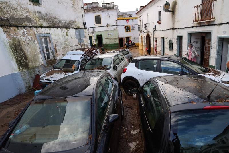 Coches amontonados en una calle tras la riada en Campomayor. 