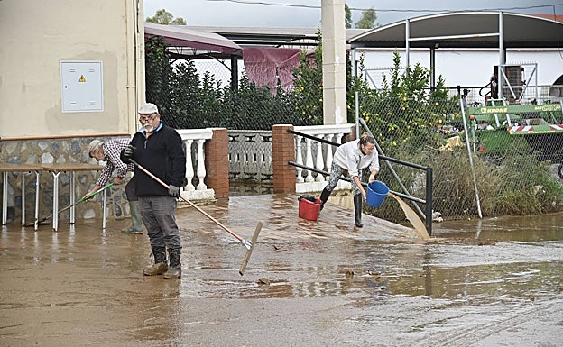 Limpiando el bar Agustín, en Gévora. 