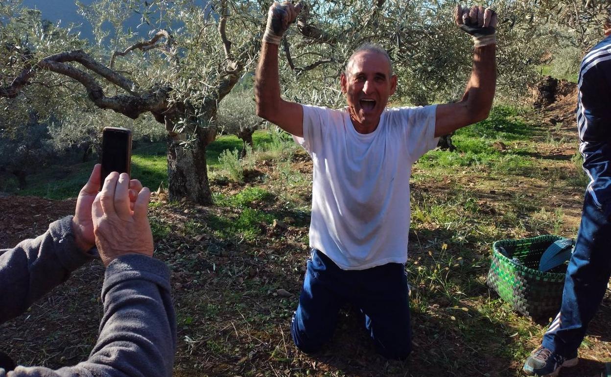Francisco Martín, en la foto con la que el ayuntamiento de Caminomorisco le despide en sus redes sociales.