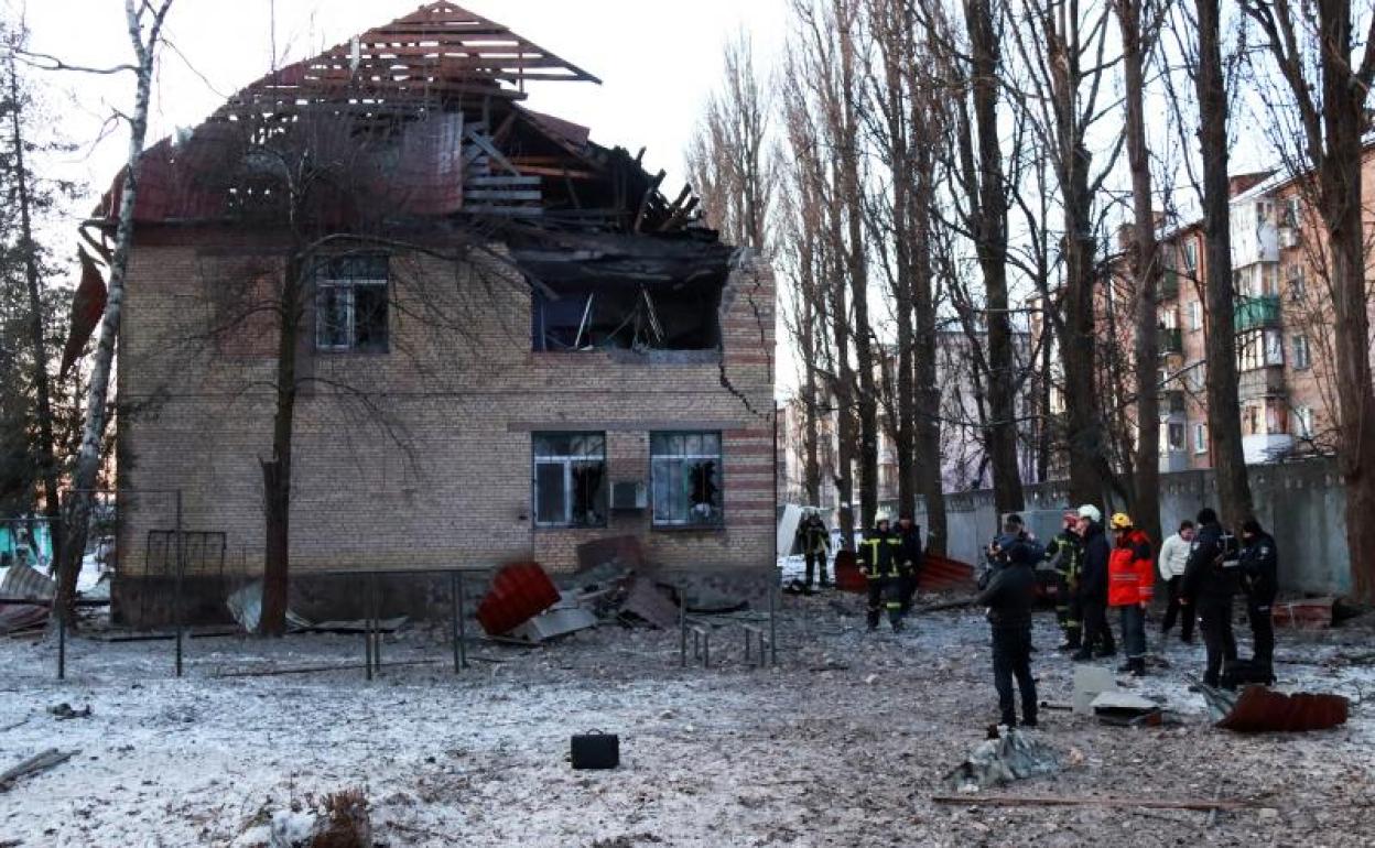 Un edificio dañado en Kiev por la caída de fragmentos de uno de los drones derribados. 