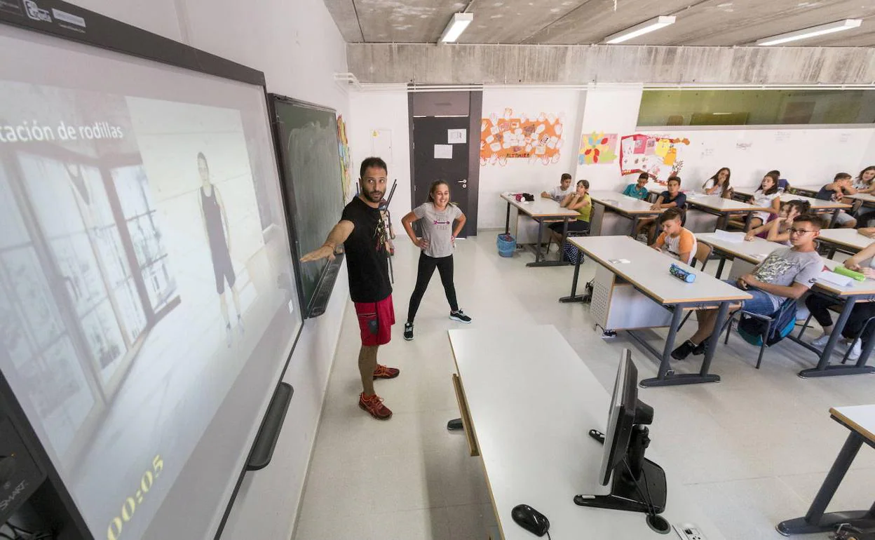 Educación invierte 18 millones para dotar con 10.000 pizarras digitales a  centros públicos de Castilla y León