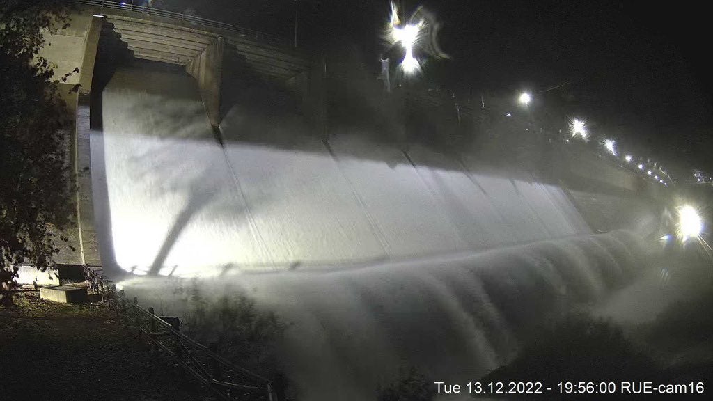 El embalse de Ruecas, en Logrosán, empezó a aliviar agua ayer por la tarde. 