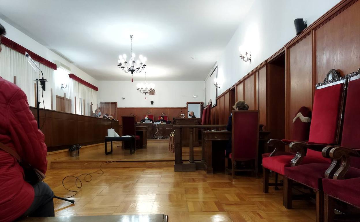 La procesada (izquierda) en la vista que se suspendió en marzo.