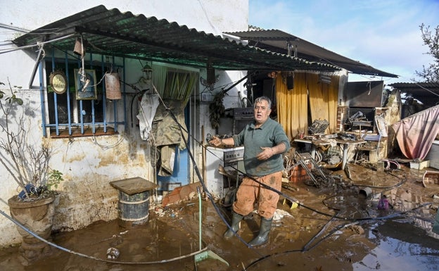 Paco Bazaga en su casa, que ha quedado destrozada por la crecida. 