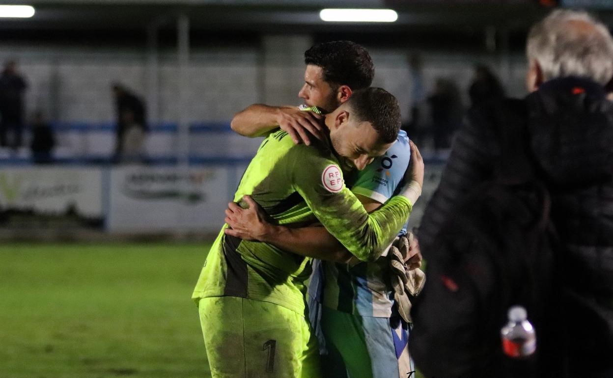 Diego abraza a Asiel, los dos 