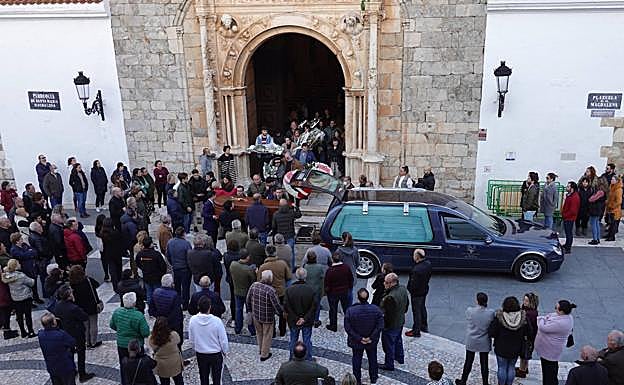 En la imagen: funeral de Carlos Álvarez.