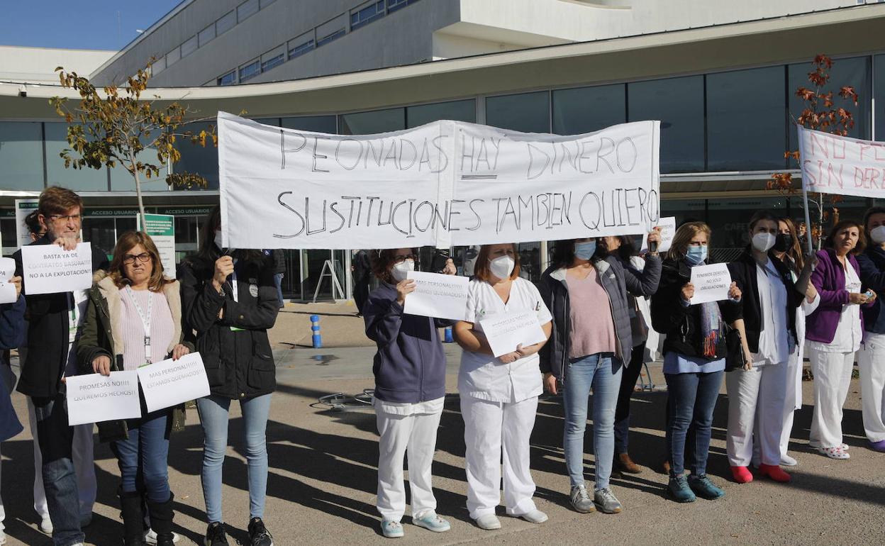 Protesta de los sanitarios en el Hospital Universitario de Cáceres.