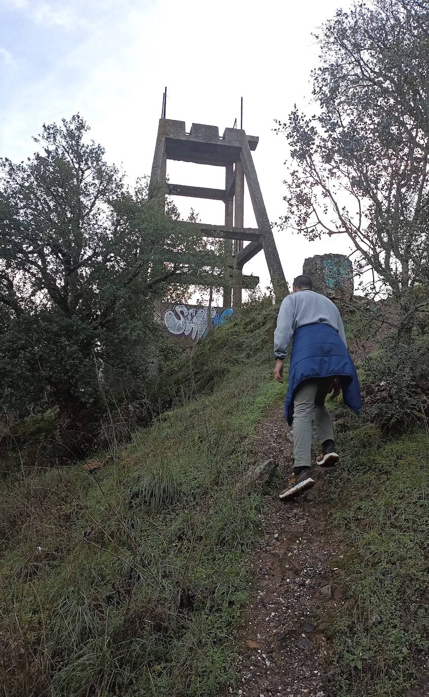 Elevador de una de las minas abandonadas. La entrada está tapiada.