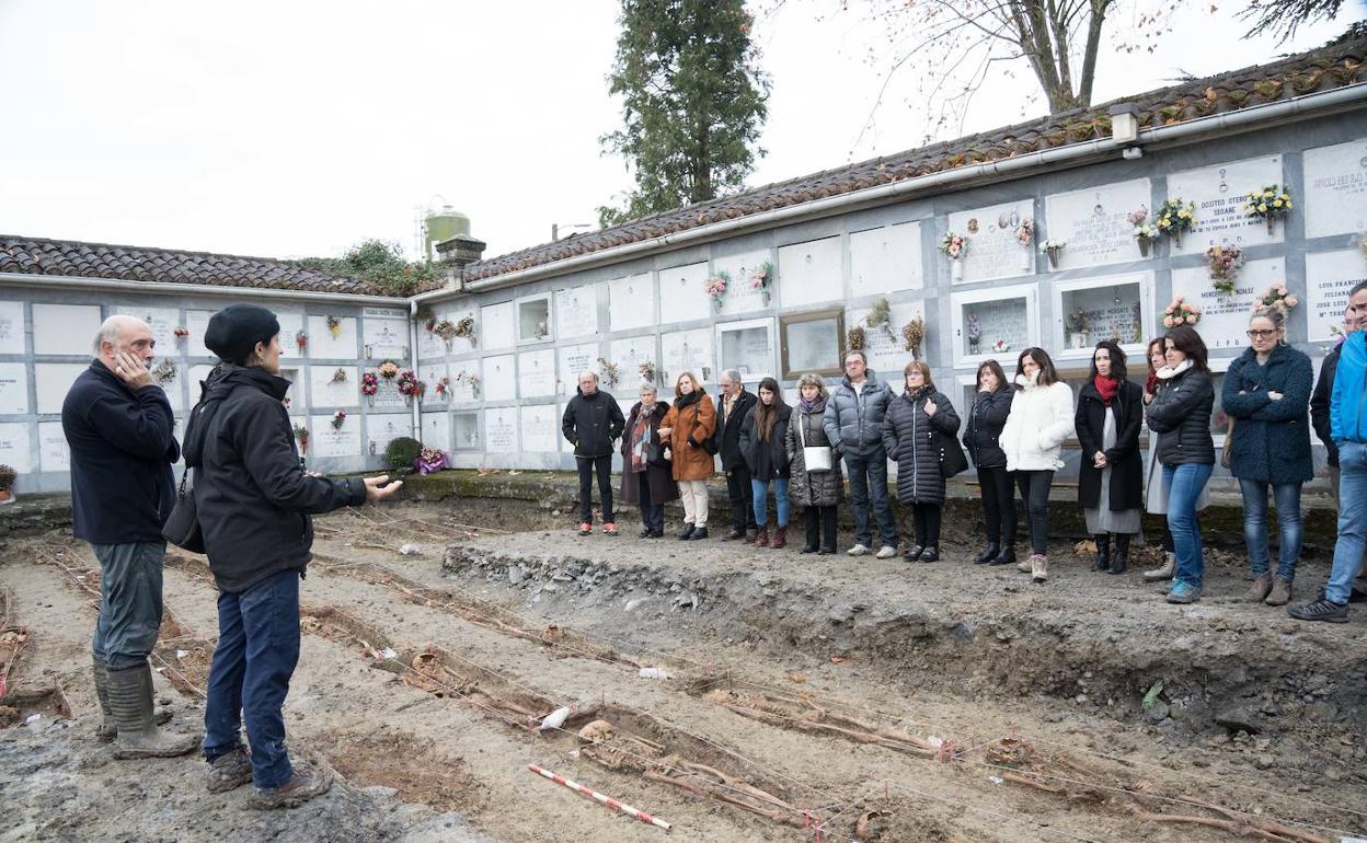 Visita institucional el pasado domingo a las excavaciones en el cementerio de Orduña. 