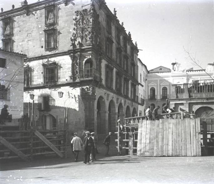 El Palacio de la Conquista con los preparativos para el festejo taurino.