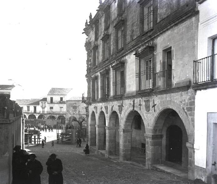 Palacio de la Conquista y al fondo la plaza de Trujillo.