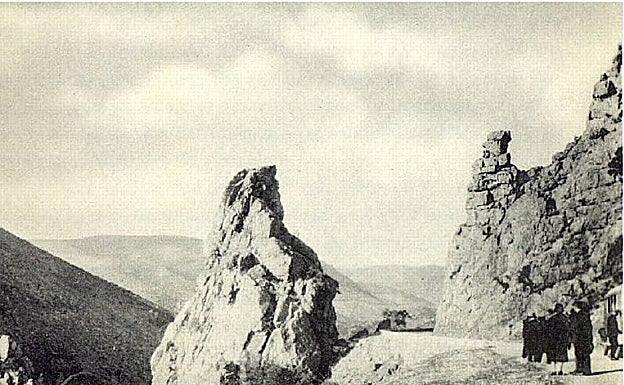 Los excursionistas mirando el Paso de las Corchuelas. 