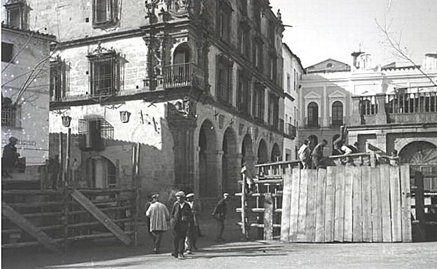 El Palacio de la Conquista con los preparativos para el festejo taurino. 