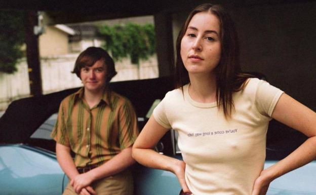 Cooper Hoffman y Alana Haim en 'Licorice Pizza'. 