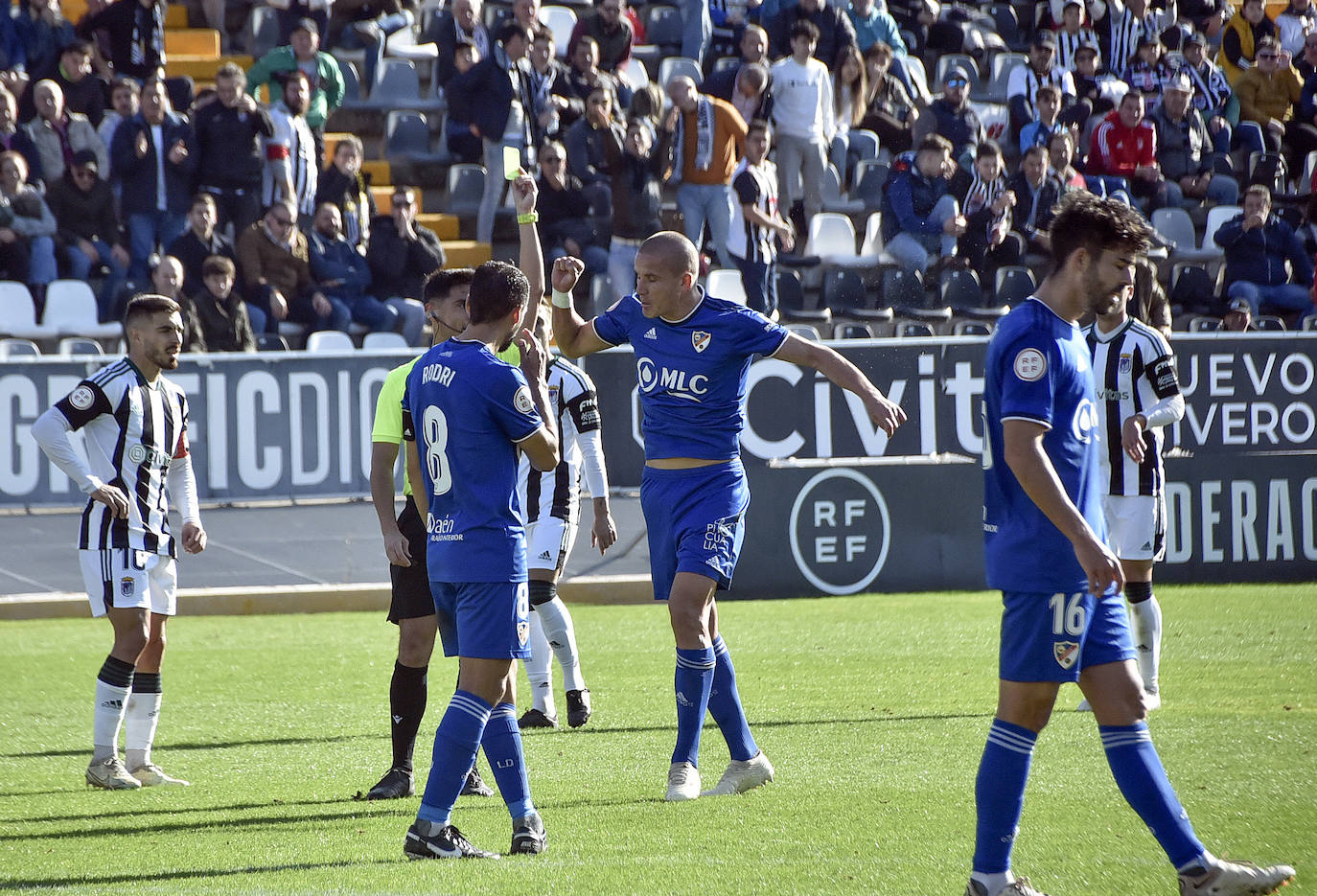 Fotos: Imágenes del partido entre el Badajoz y el Linares