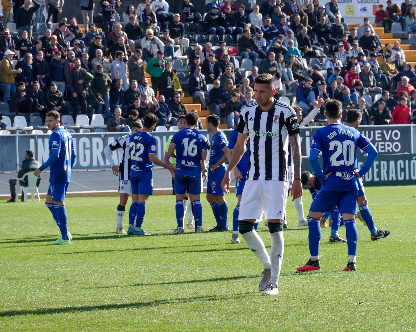 Fotos: Imágenes del partido entre el Badajoz y el Linares