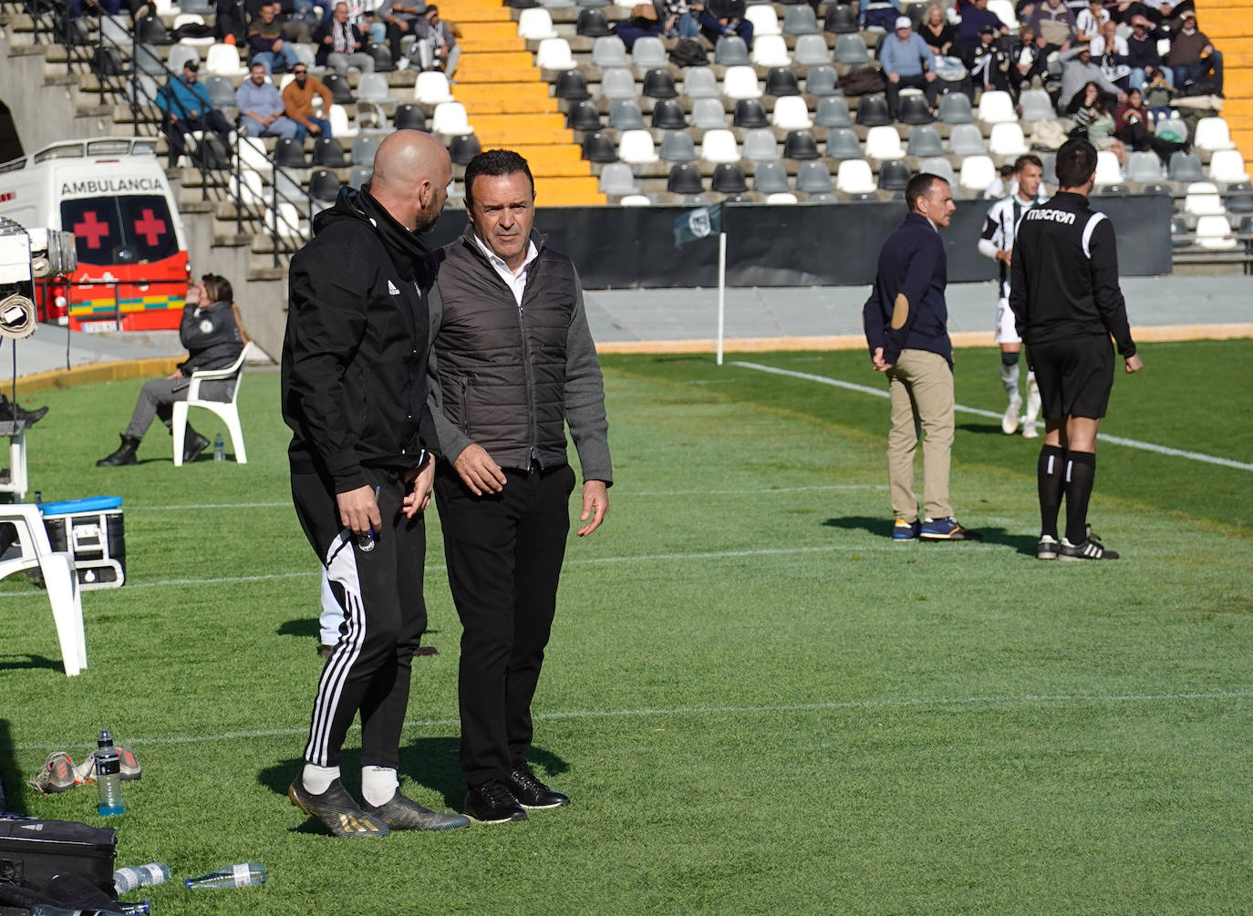 Fotos: Imágenes del partido entre el Badajoz y el Linares