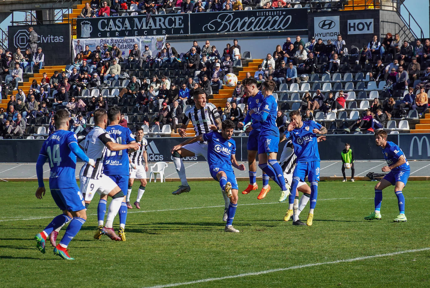 Fotos: Imágenes del partido entre el Badajoz y el Linares