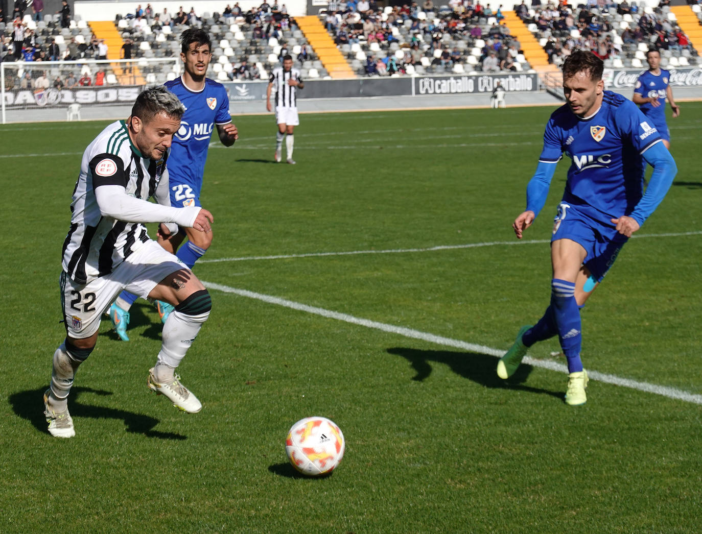 Fotos: Imágenes del partido entre el Badajoz y el Linares