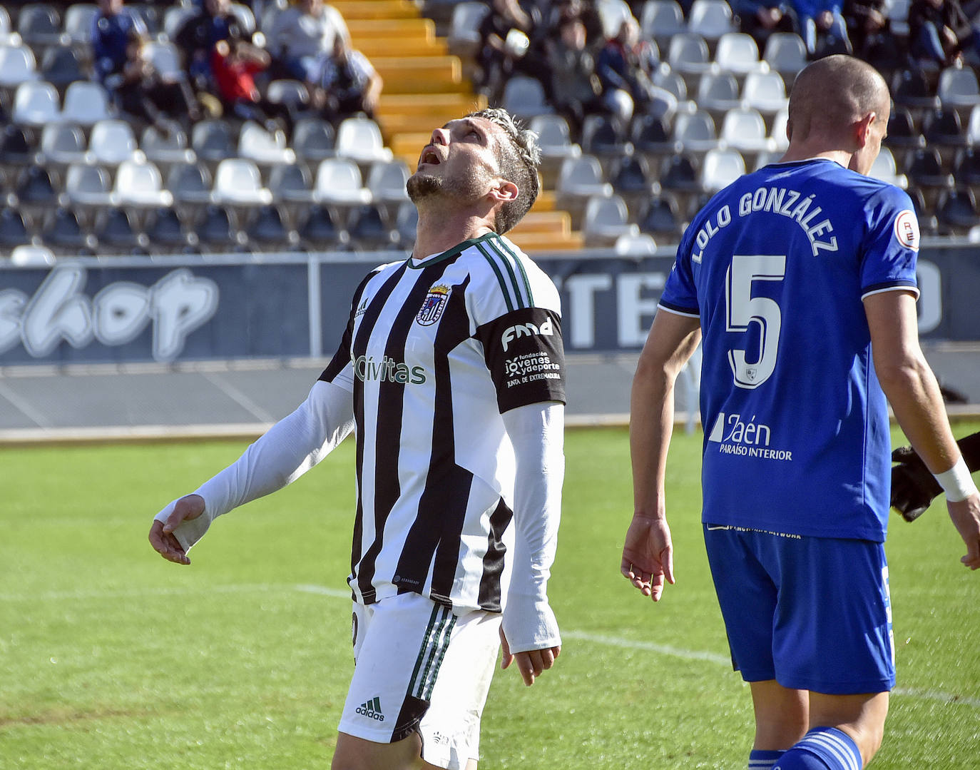 Fotos: Imágenes del partido entre el Badajoz y el Linares