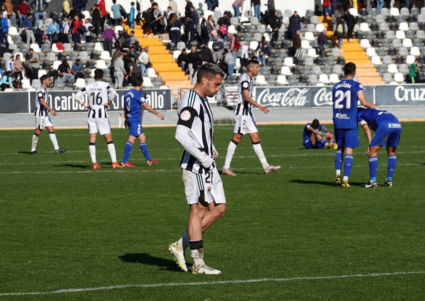 Fotos: Imágenes del partido entre el Badajoz y el Linares