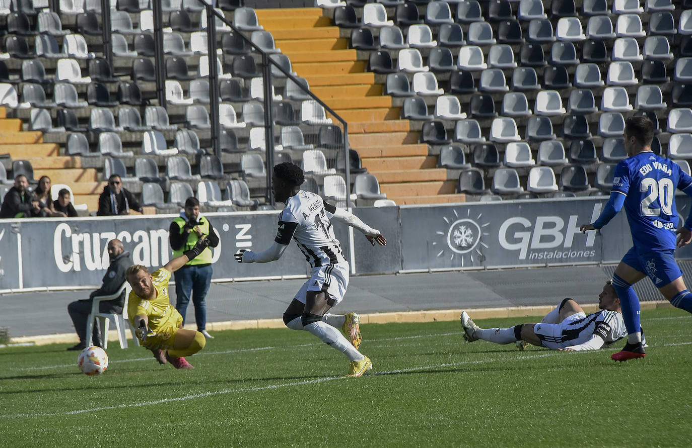 Fotos: Imágenes del partido entre el Badajoz y el Linares