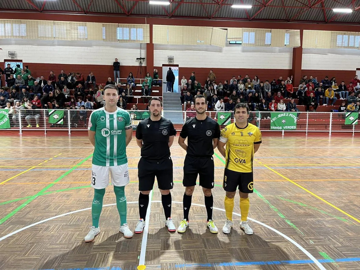 Capitanes y árbitros en el Jerez-Cáceres. 