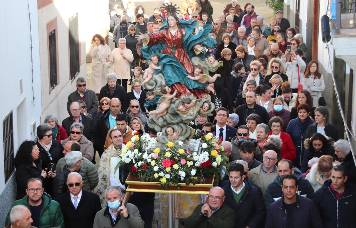 Momento de la procesión de la Virgen de la Asunción por las calles de Serradilla.