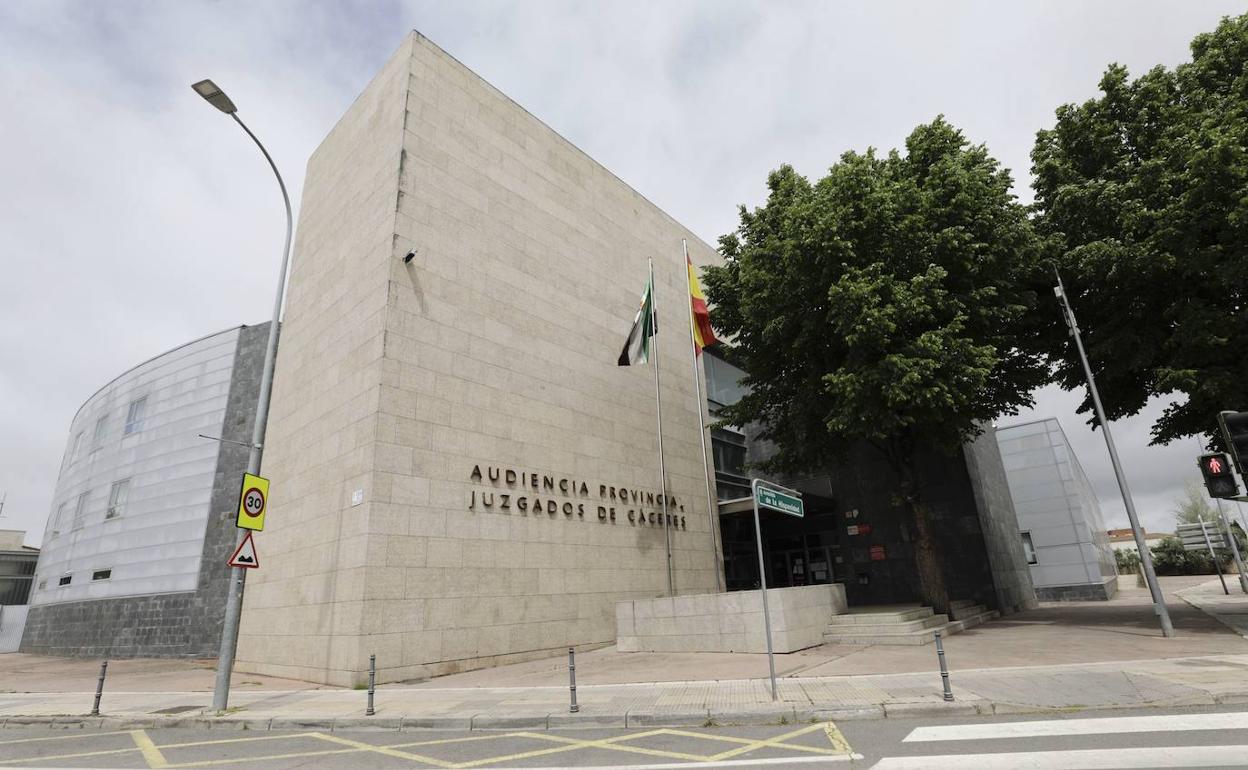 La Audiencia de Cáceres rebaja 9 meses a un condenado por atentar contra la libertad sexual de una menor