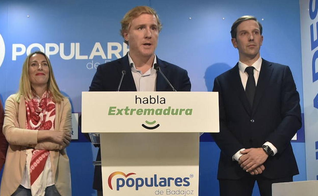 Ignacio Gragera, en el centro, acompañado por Maria Guardiola, presidenta del PP de Extremadura, y el coordinador local del PP, Antonio Cavacasillas. 