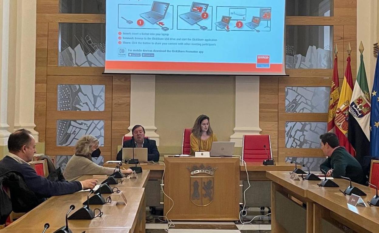 Mesa de contratación este lunes en Cáceres.