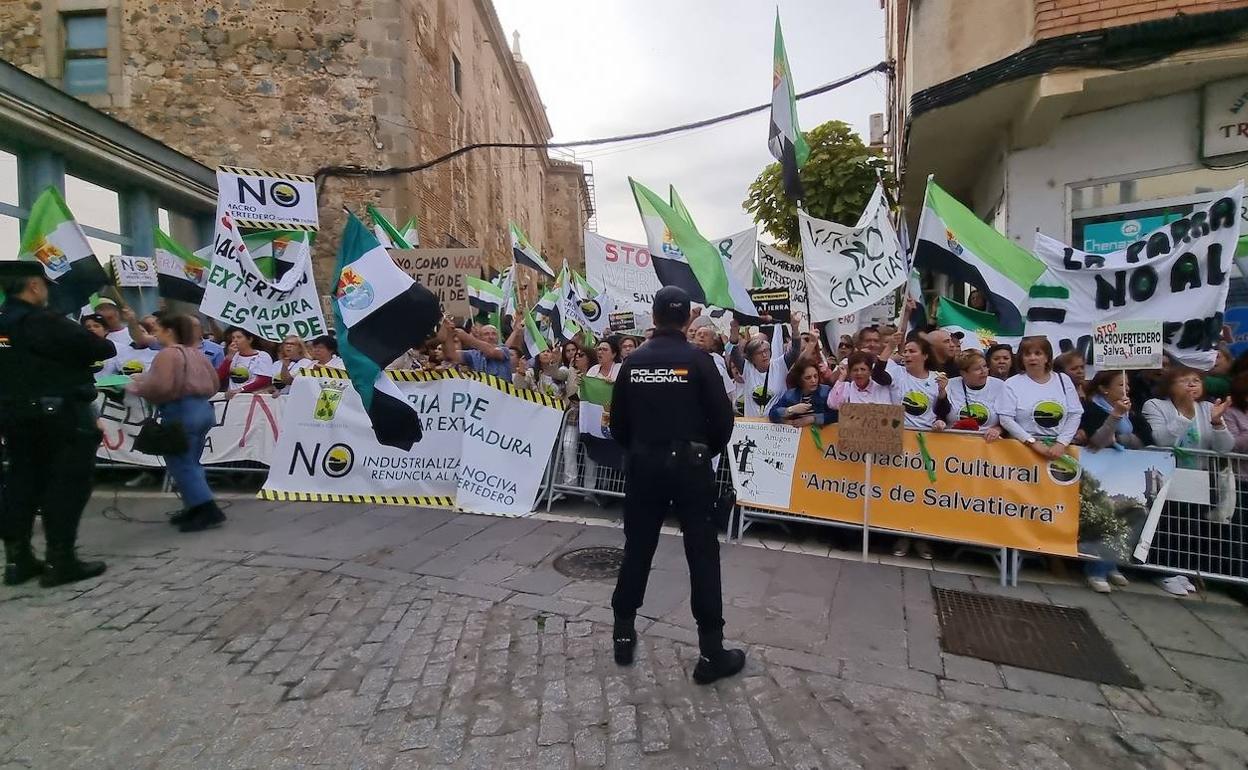 Protesta frente a la Asamblea de Extremadura el 28 de octubre contra el vertedero en Salvatierra.