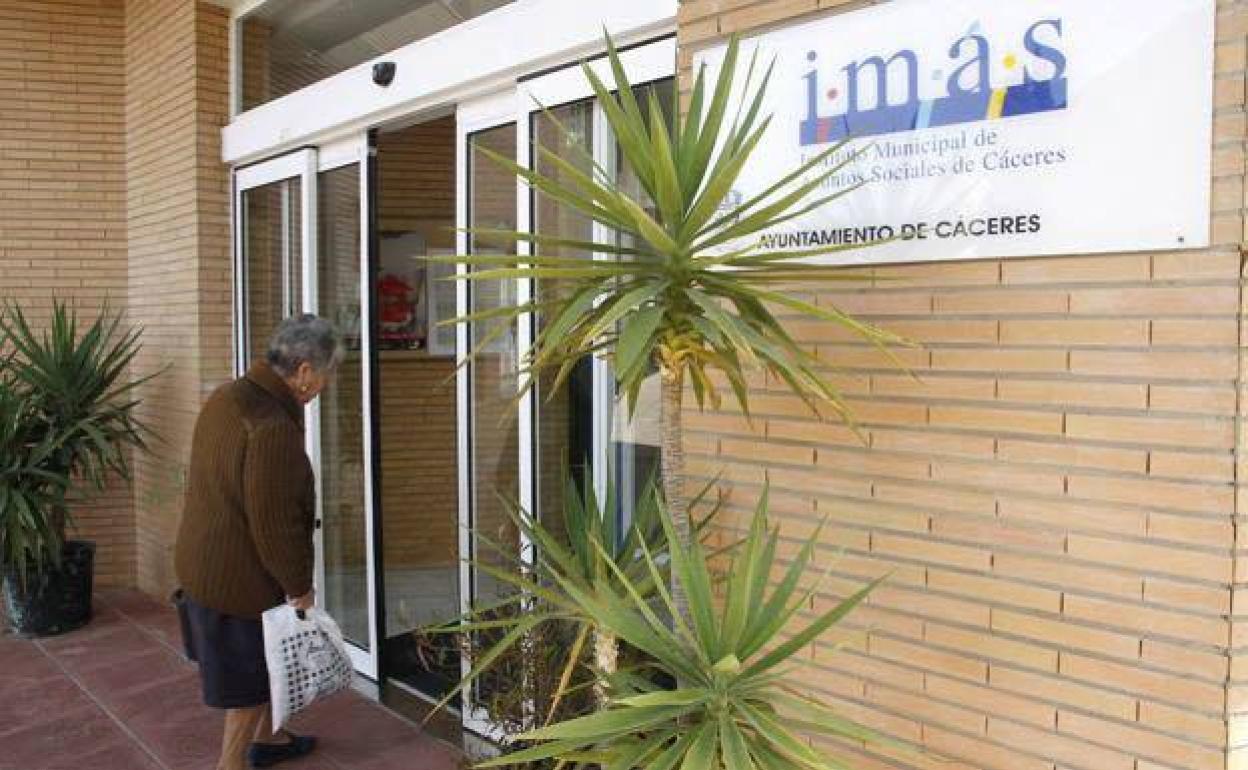 Una mujer accede a las oficinas del Instituto Municipal de Asuntos Sociales (IMAS) en la calle Atahualpa. 