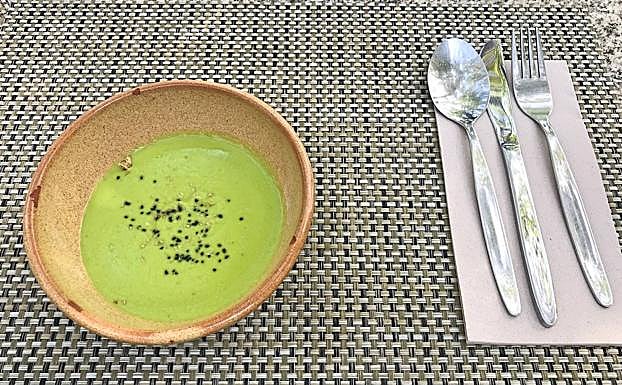 Imagen principal - Crema de guisantes, merluza y lengua.