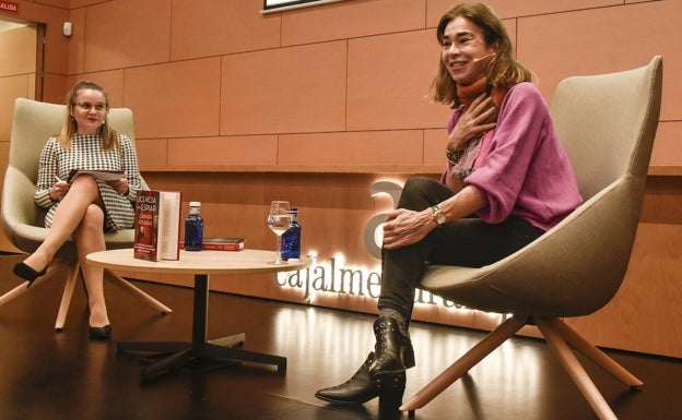 Carmen Posadas presentando 'Licencia para espiar' en el Aula de Cultura de HOY. 