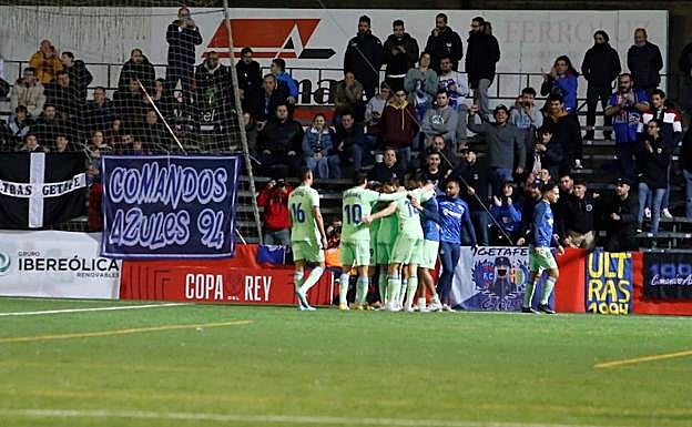 Celebración del primer gol del Getafe junto a sus aficionados.