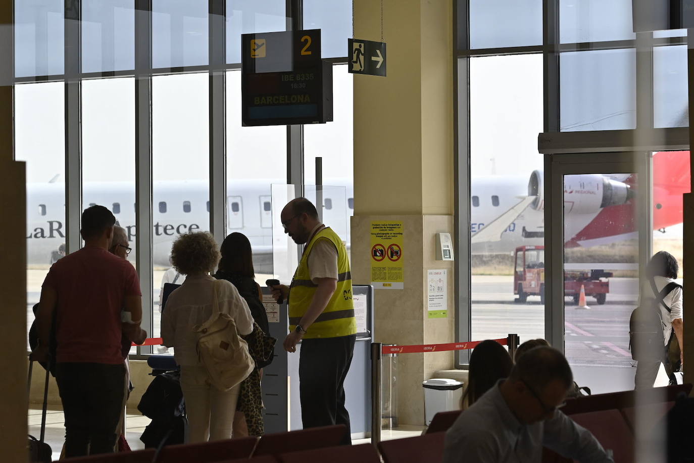 Imagen de archivo de pasajeros a punto de embarcar en el aeropuerto de Badajoz.