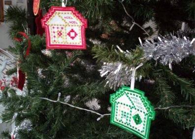 Imagen secundaria 1 - Belén y árbol de la Casa de Cultura. 