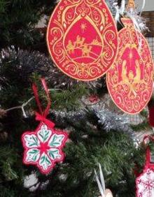 Imagen secundaria 2 - Belén y árbol de la Casa de Cultura. 