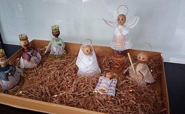 Imagen principal - Belén y árbol de la Casa de Cultura. 