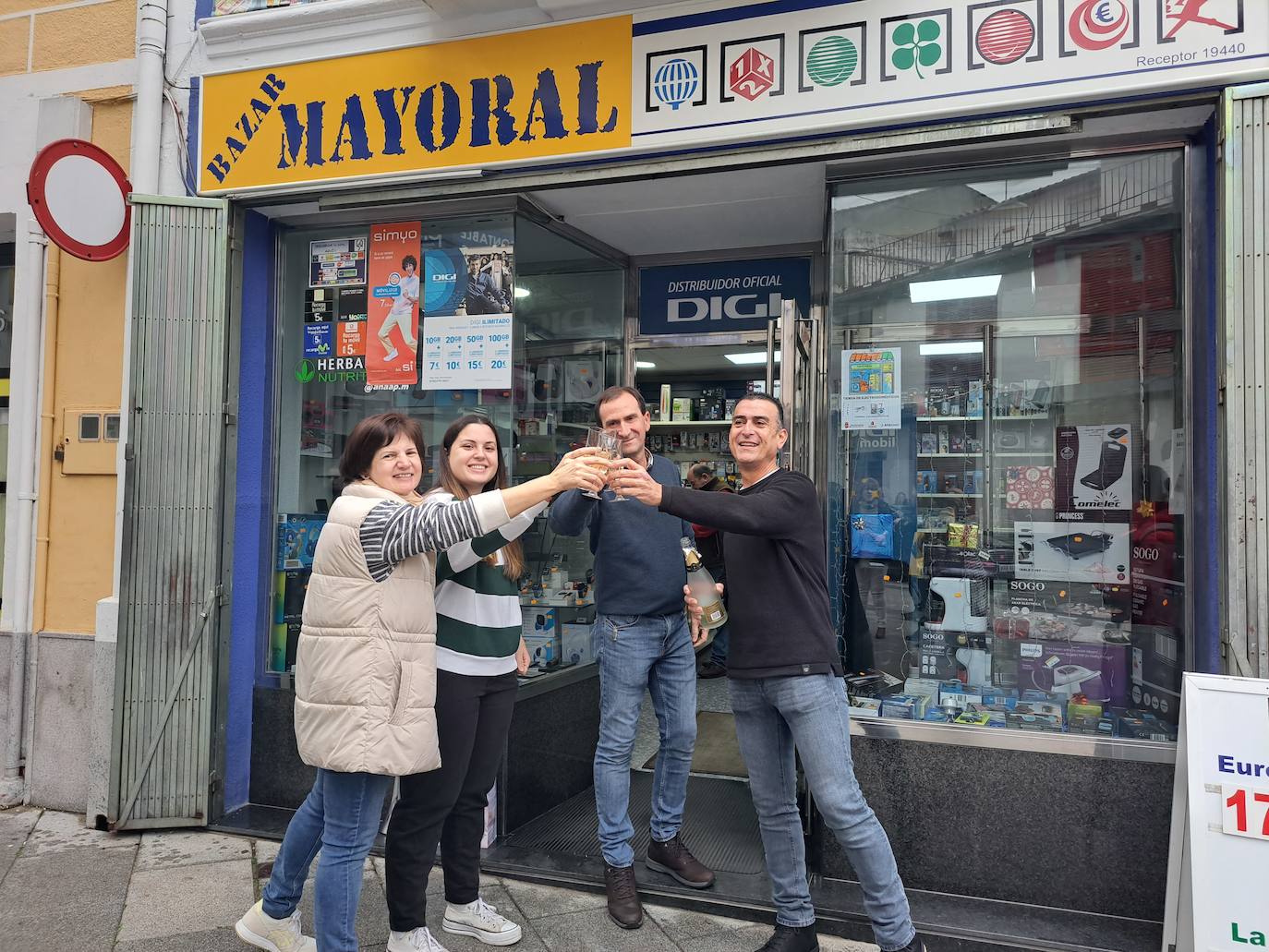 Propietarios y empleados de Bazar Mayoral en Miajadas.