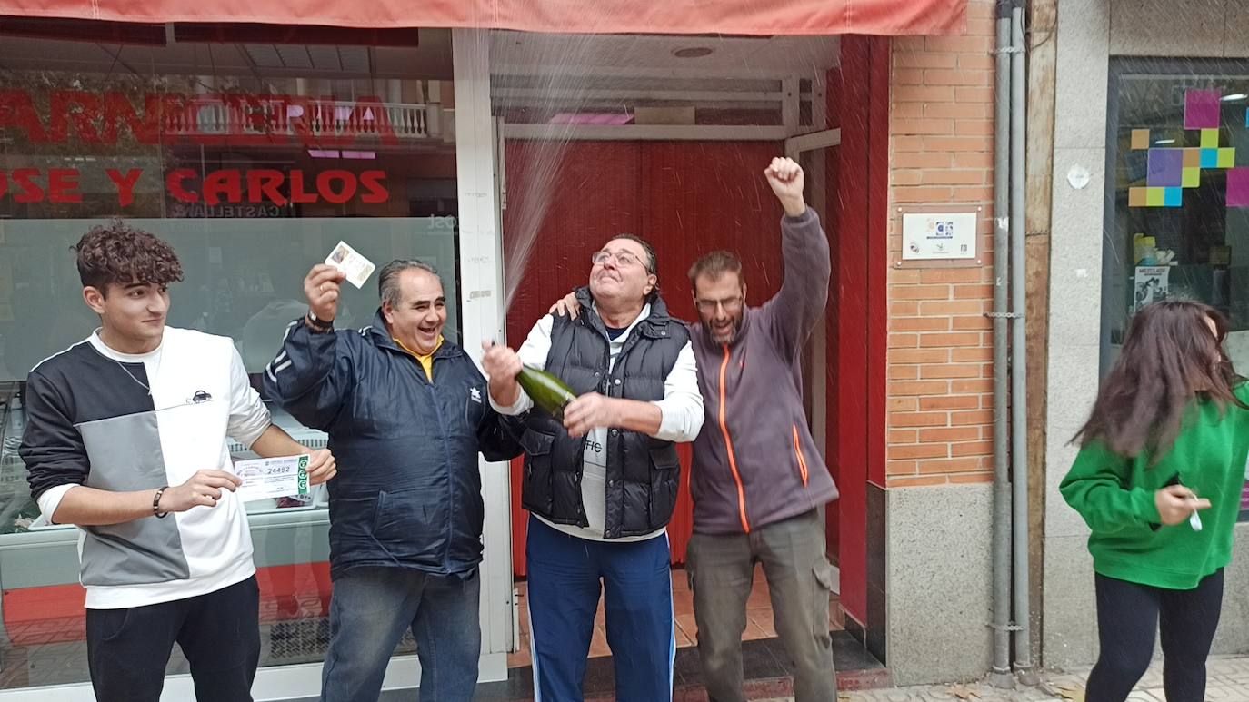 Agraciados con décimos y participaciones del quinto premio en San Roque, en Badajoz.