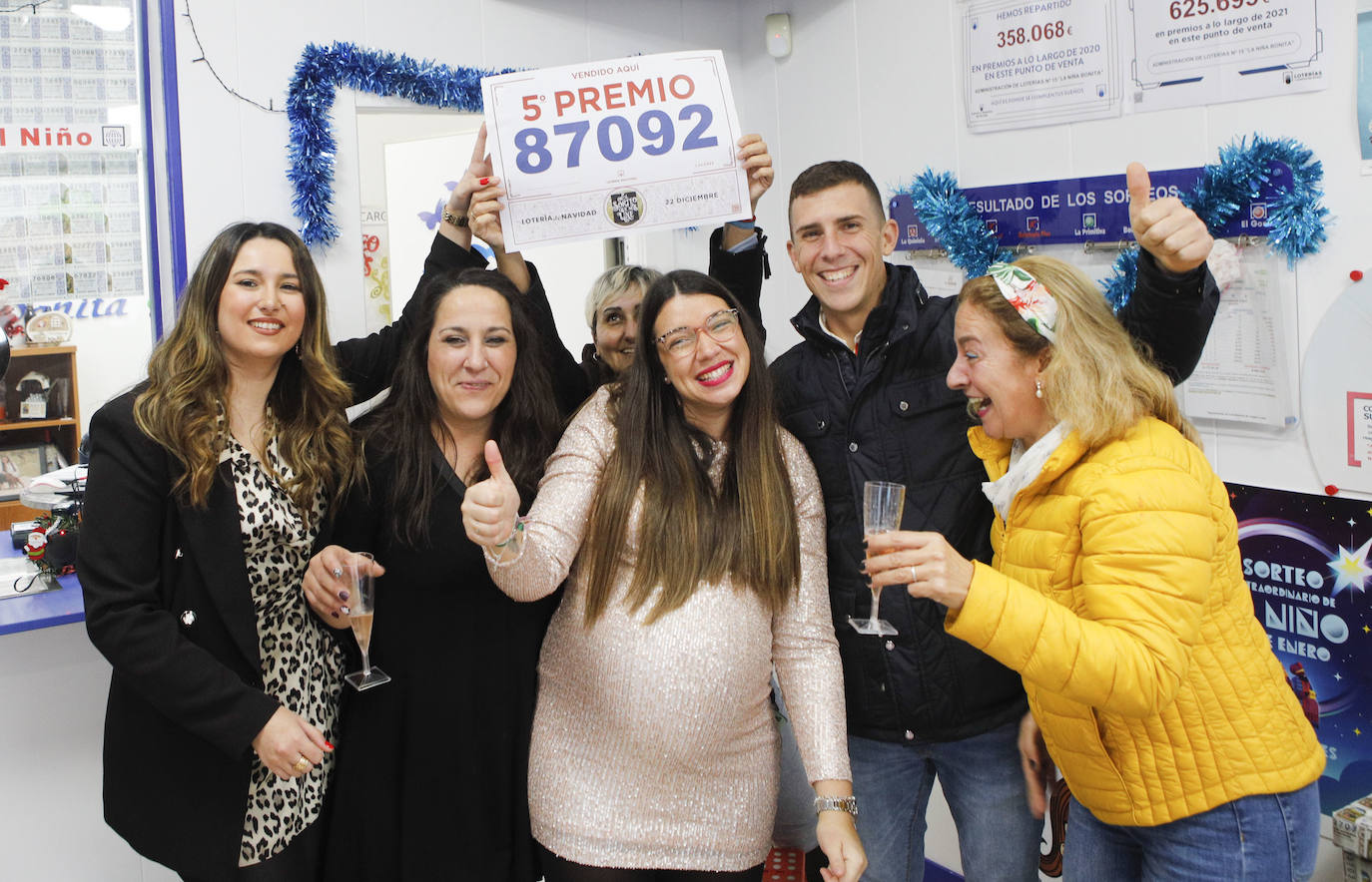 Celebración en la administración 'La niña bonita de Cáceres', que ha vendido un quinto premio.