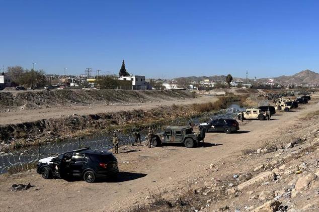 Integrantes de la Guardia Nacional estadounidense vigilan este jueves, en la valla fronteriza de El Paso, Texas, frente a Ciudad Juárez, México.