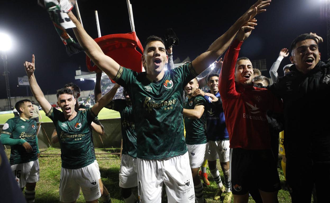 David Grande, autor del primer tanto del Cacereño, celebra la clasificación para la siguiente ronda. 