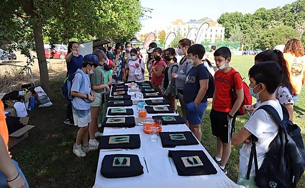Realizan talleres de pintura y manualidades. 