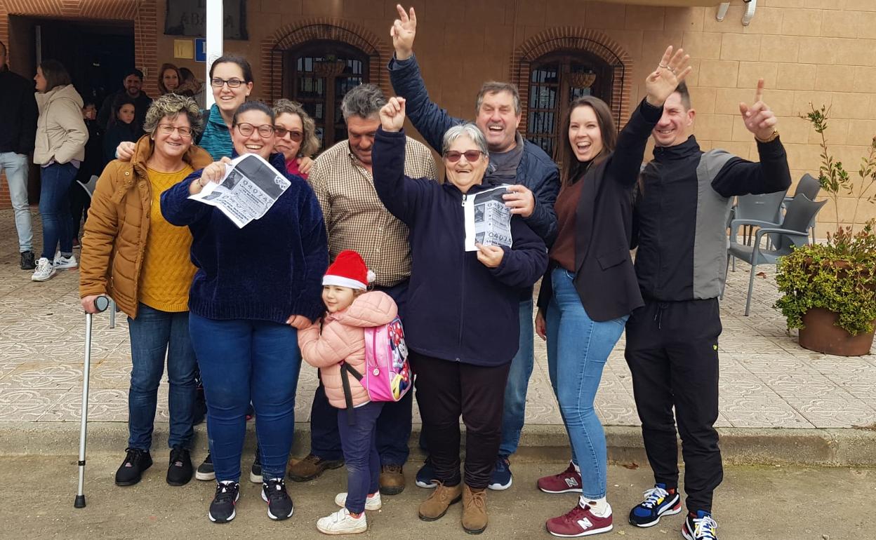 Los familiares de Jesús María Martín Sánchez celebran el segundo premio del sorteo extraordinario de Navidad. 