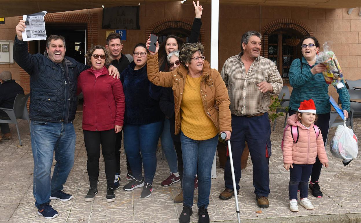 Los agraciados, a la puerta del bar La Abadía de Valdencín, celebrando el premio con familiares y vecinos. 