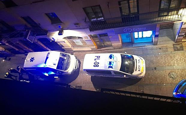 Coches de Policía en la calle Las Moreras, anoche tras el suceso. 